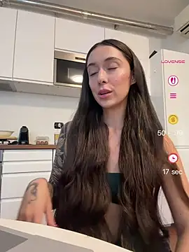 Snapshot of emiliasommer chatting on 06/01/26, 05:03 emiliasommer online show from 06/01/26, 05:03