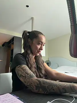 Snapshot of emiliasommer chatting on 06/17/26, 12:29 emiliasommer online show from 06/17/26, 12:29
