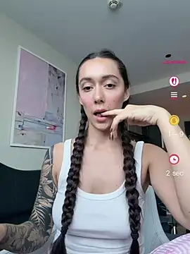 Snapshot of emiliasommer chatting on 06/19/26, 03:49 emiliasommer online show from 06/19/26, 03:49