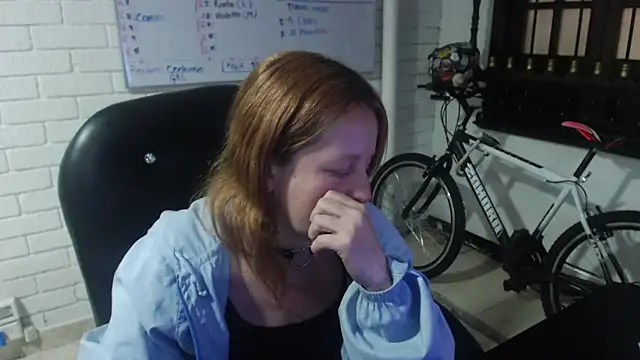 Snapshot of ViioletaMora chatting on 02/13/25, 12:02 ViioletaMora online show from 02/13/25, 12:02