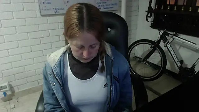 Snapshot of ViioletaMora chatting on 02/23/25, 12:51 ViioletaMora online show from 02/23/25, 12:51