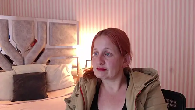 Snapshot of ViioletaMora chatting on 03/19/25, 01:32 ViioletaMora online show from 03/19/25, 01:32