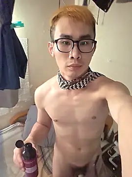 Snapshot of Moby_Yik chatting on 04/20/26, 03:42 Moby Yik online show from 04/20/26, 03:42