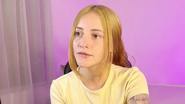 Snapshot of annie_mora chatting on 04/14/26, 02:28 annie mora online show from 04/14/26, 02:28