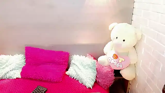 Snapshot of Daniela_Pink_ chatting on 10/31/25, 07:37 Daniela Pink online show from 10/31/25, 07:37