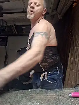 Snapshot of MagicAdmiralty5 chatting on 12/14/25, 06:52 MagicAdmiralty5 online show from 12/14/25, 06:52