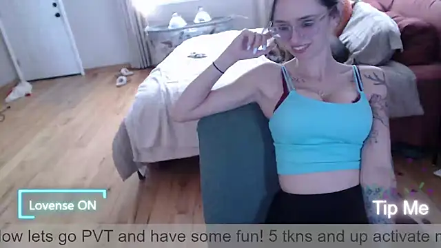 Snapshot of Plantbabeee chatting on 03/18/26, 06:00 Plantbabeee online show from 03/18/26, 06:00