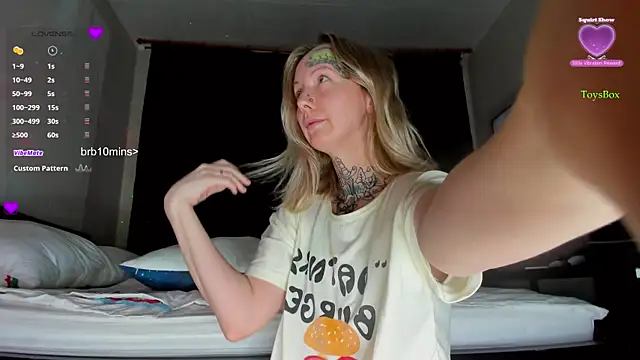 Snapshot of HunnyWifey chatting on 03/30/26, 12:22 HunnyWifey online show from 03/30/26, 12:22