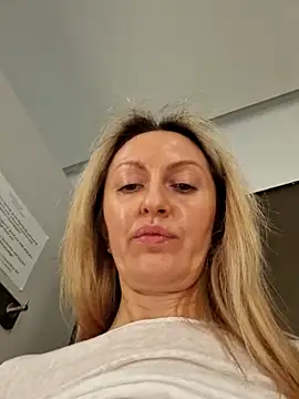 Snapshot of Miss____Mia_ chatting on 02/22/25, 03:25 Miss Mia online show from 02/22/25, 03:25