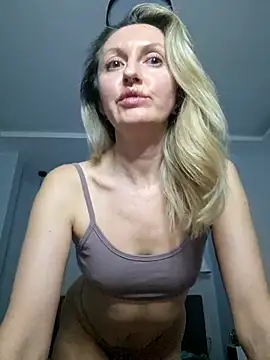 Snapshot of Miss____Mia_ chatting on 03/05/25, 05:50 Miss Mia online show from 03/05/25, 05:50