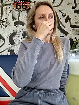 Snapshot of Miss____Mia_ chatting on 10/01/25, 12:11 Miss Mia online show from 10/01/25, 12:11