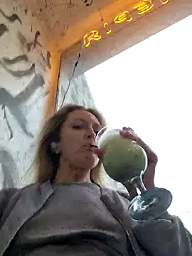 Snapshot of Miss____Mia_ chatting on 10/13/25, 01:44 Miss Mia online show from 10/13/25, 01:44