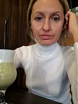 Snapshot of Miss____Mia_ chatting on 10/16/25, 12:17 Miss Mia online show from 10/16/25, 12:17