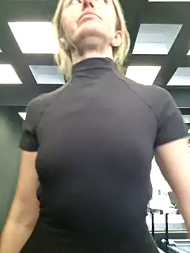 Miss    Mia  online show from 11/28/25, 11:13