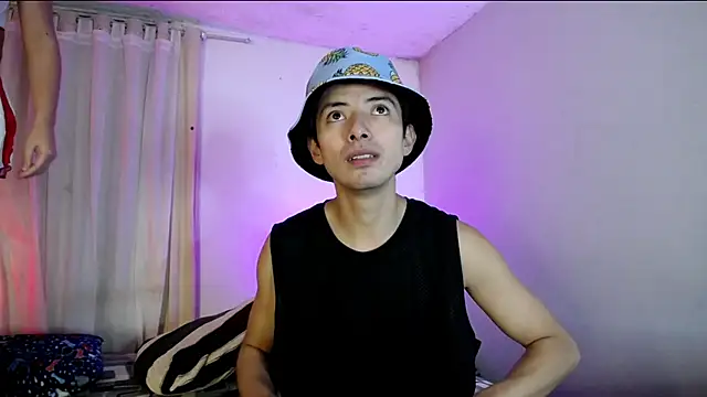 Snapshot of Pinkandyellowpokemon chatting on 12/23/25, 04:21 Pinkandyellowpokemon online show from 12/23/25, 04:21