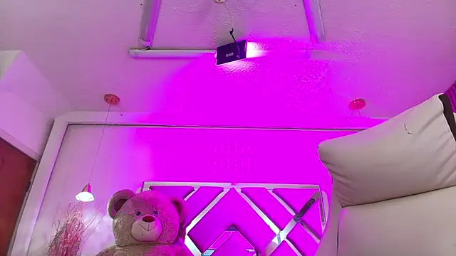 Snapshot of Silvana_monroe chatting on 10/21/25, 01:23 Silvana monroe online show from 10/21/25, 01:23