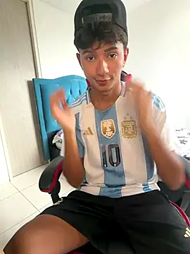 Snapshot of Leonarrrd_01 chatting on 12/17/25, 08:15 Leonarrrd 01 online show from 12/17/25, 08:15