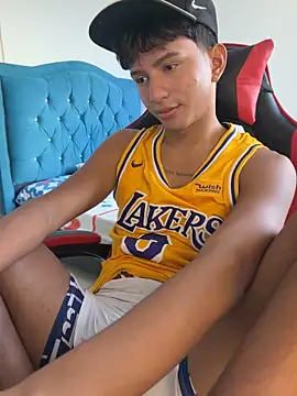 Snapshot of Leonarrrd_01 chatting on 12/18/25, 09:54 Leonarrrd 01 online show from 12/18/25, 09:54