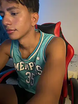 Snapshot of Leonarrrd_01 chatting on 02/25/26, 11:36 Leonarrrd 01 online show from 02/25/26, 11:36