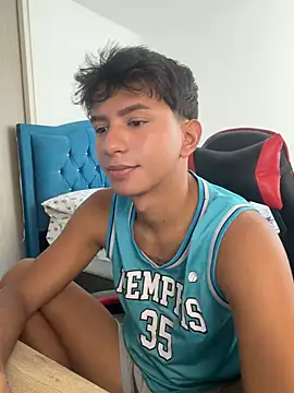 Snapshot of Leonarrrd_01 chatting on 04/01/26, 07:44 Leonarrrd 01 online show from 04/01/26, 07:44