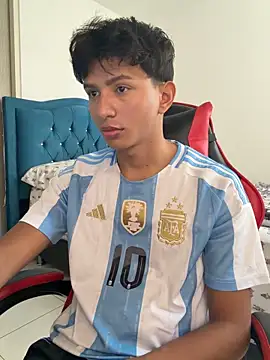 Snapshot of Leonarrrd_01 chatting on 04/08/26, 09:15 Leonarrrd 01 online show from 04/08/26, 09:15