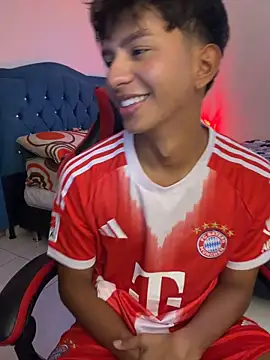 Snapshot of Leonarrrd_01 chatting on 04/27/26, 11:03 Leonarrrd 01 online show from 04/27/26, 11:03