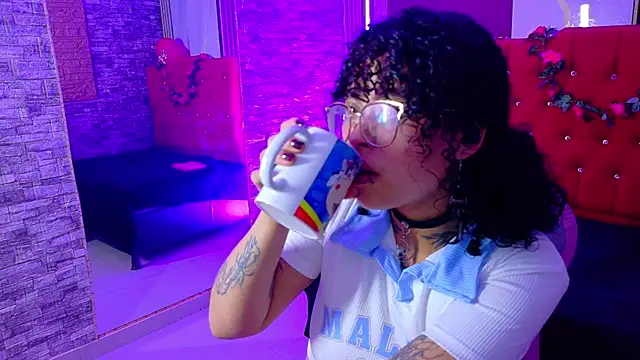 Snapshot of miahernadez303av chatting on 02/16/26, 03:02 miahernadez303av online show from 02/16/26, 03:02