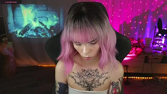 Snapshot of Kerry_Kirk chatting on 03/12/26, 11:22 Kerry Kirk online show from 03/12/26, 11:22