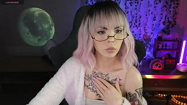 Snapshot of Kerry_Kirk chatting on 04/14/26, 11:00 Kerry Kirk online show from 04/14/26, 11:00