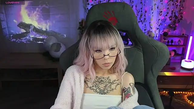 Snapshot of Kerry_Kirk chatting on 04/16/26, 09:39 Kerry Kirk online show from 04/16/26, 09:39