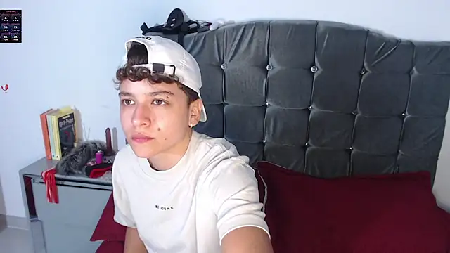 Snapshot of Antonella_Cruz02 chatting on 04/21/26, 04:19 Antonella Cruz02 online show from 04/21/26, 04:19