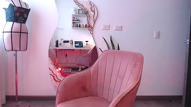 Snapshot of chloebritto chatting on 12/18/24, 01:12 chloebritto online show from 12/18/24, 01:12