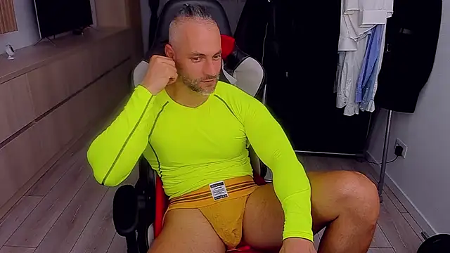 Snapshot of MarisMuscle chatting on 09/10/25, 06:52 MarisMuscle online show from 09/10/25, 06:52