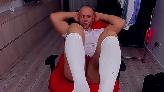 Snapshot of MarisMuscle chatting on 10/25/25, 06:46 MarisMuscle online show from 10/25/25, 06:46