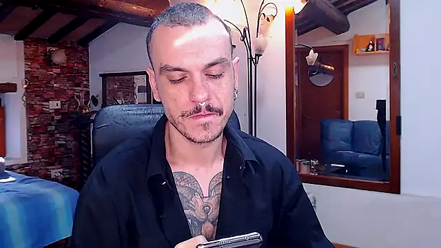 Snapshot of cek_186 chatting on 11/11/25, 08:47 cek 186 online show from 11/11/25, 08:47