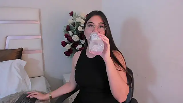 CamilaSofiia online show from 02/05/25, 10:44