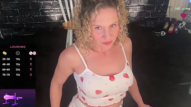 Snapshot of AmberJade_AmJ chatting on 11/19/25, 01:05 AmberJade AmJ online show from 11/19/25, 01:05