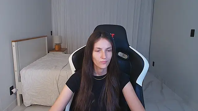 Snapshot of upssnowy chatting on 04/17/26, 10:35 upssnowy online show from 04/17/26, 10:35