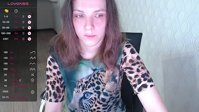 Snapshot of LisaHeart chatting on 12/19/25, 07:43 LisaHeart online show from 12/19/25, 07:43