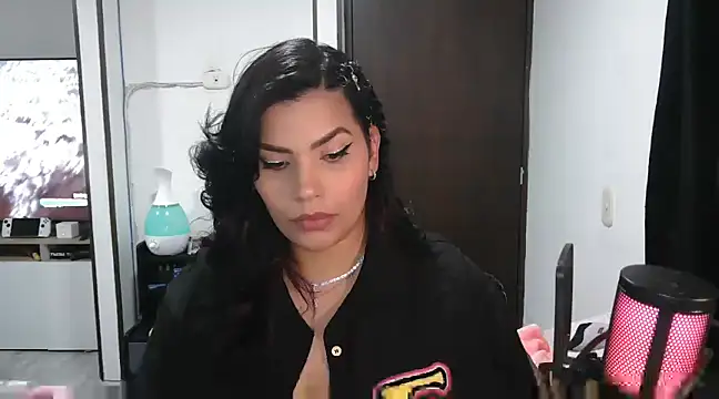 Snapshot of CarolinaRincon chatting on 03/18/25, 09:53 CarolinaRincon online show from 03/18/25, 09:53