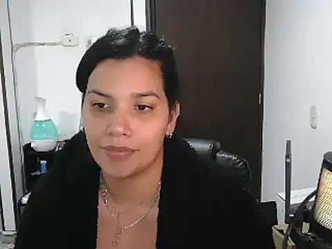 Snapshot of CarolinaRincon chatting on 03/22/25, 02:37 CarolinaRincon online show from 03/22/25, 02:37