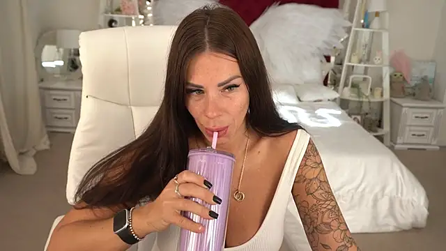 IsabellaFoxyy online show from 09/27/25, 05:23