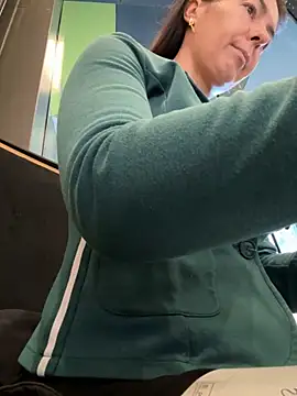 Snapshot of eveangelll chatting on 11/24/25, 08:14 eveangelll online show from 11/24/25, 08:14