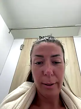 Snapshot of eveangelll chatting on 12/18/25, 10:32 eveangelll online show from 12/18/25, 10:32