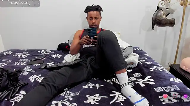 AlejoKhalifa  online show from 10/18/25, 09:37