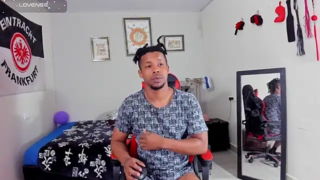 AlejoKhalifa  online show from 10/28/25, 09:02