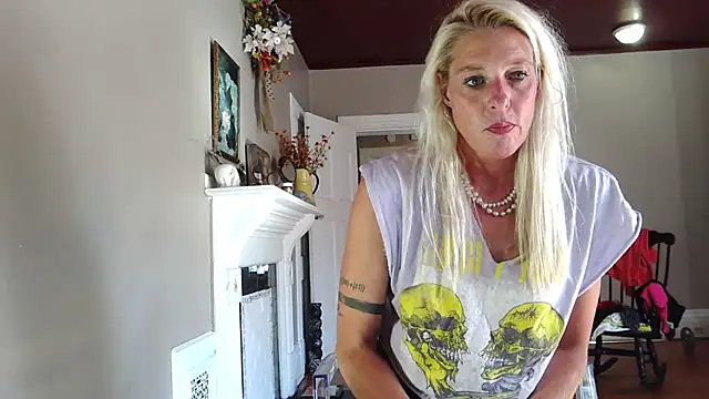 Snapshot of Glamazonx chatting on 09/15/25, 03:56 Glamazonx online show from 09/15/25, 03:56