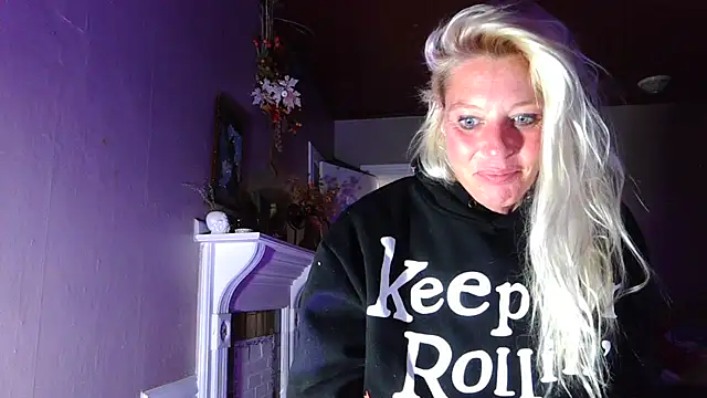 Snapshot of Glamazonx chatting on 09/17/25, 12:18 Glamazonx online show from 09/17/25, 12:18