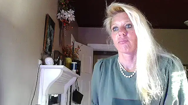 Snapshot of Glamazonx chatting on 09/23/25, 01:58 Glamazonx online show from 09/23/25, 01:58