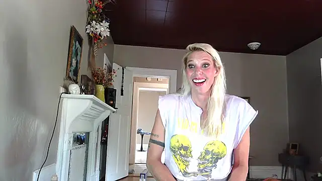 Snapshot of Glamazonx chatting on 09/28/25, 08:25 Glamazonx online show from 09/28/25, 08:25